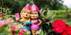 🤳 “Selfie Sisters” Garden Gnome – Hilarious Yard Decor!