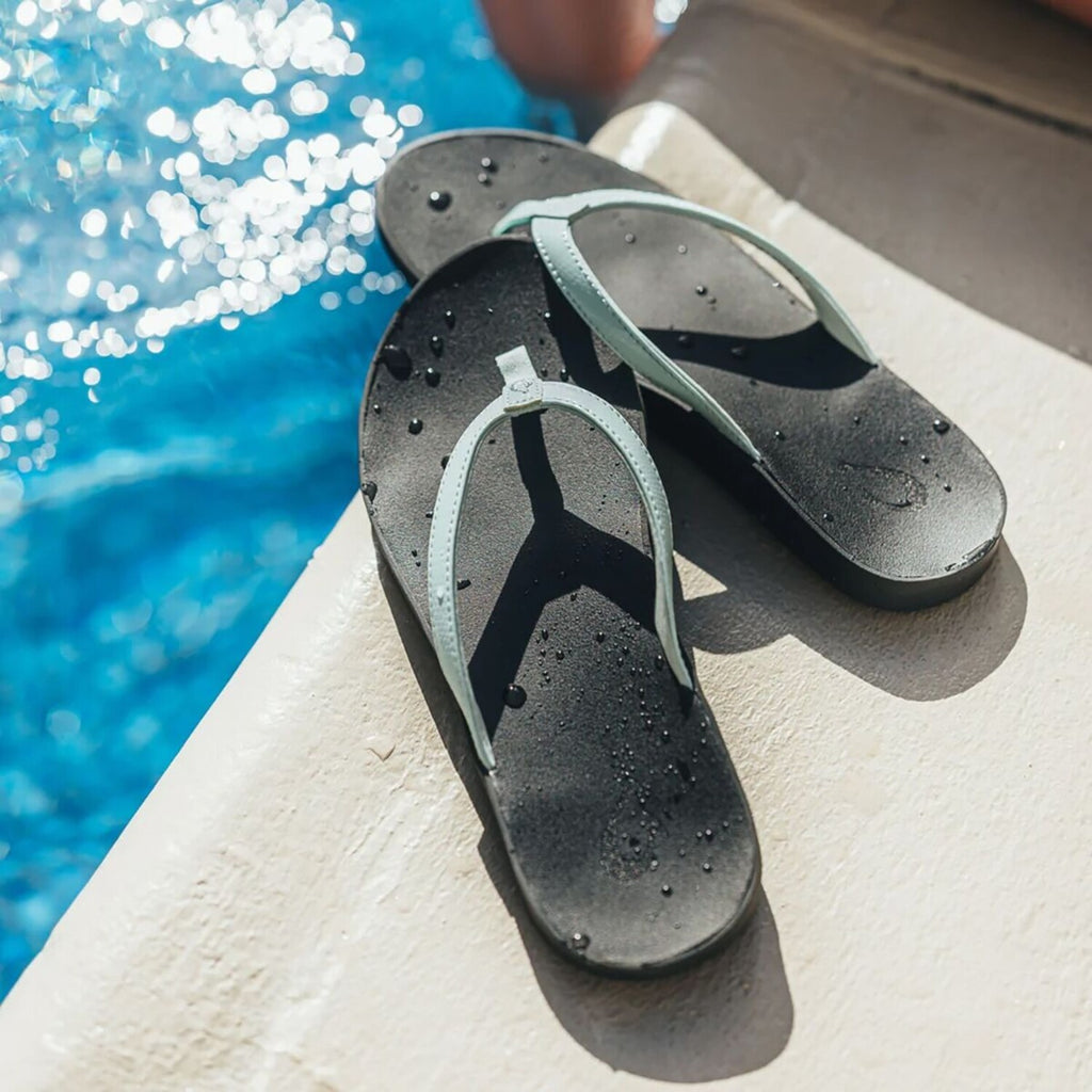 Olukai // Women's // Puawe Flip Flop // Sea Glass + Black