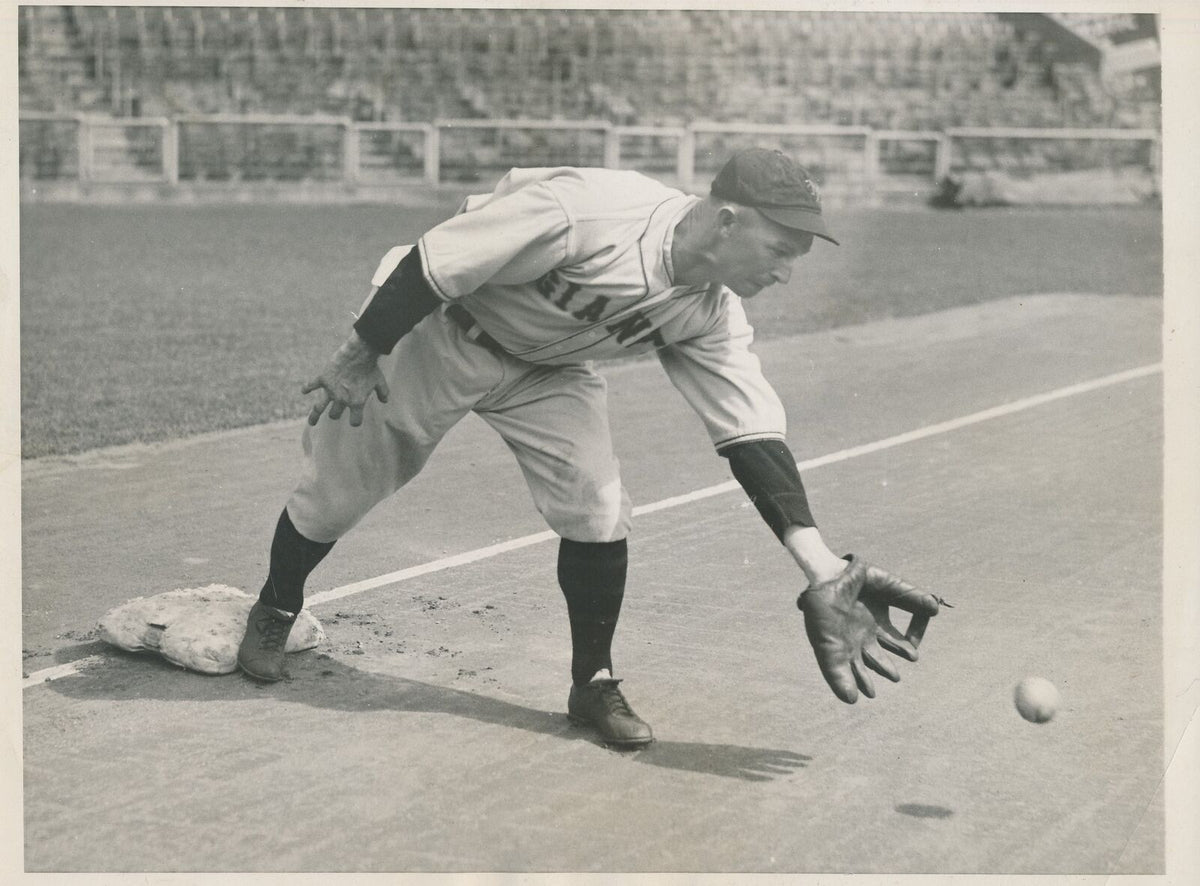 Chuck Dressen 6x8 B/W 1933 Press Wire Photo New York Giants