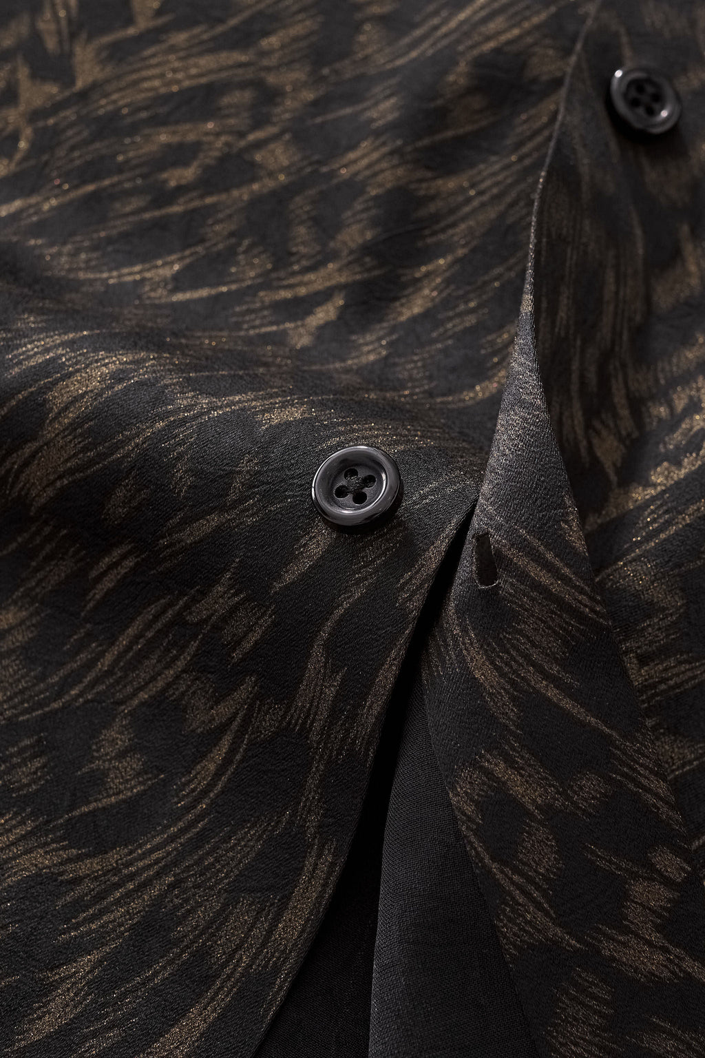 Noir Cheetah Stitchless LS Shirt BLACK
