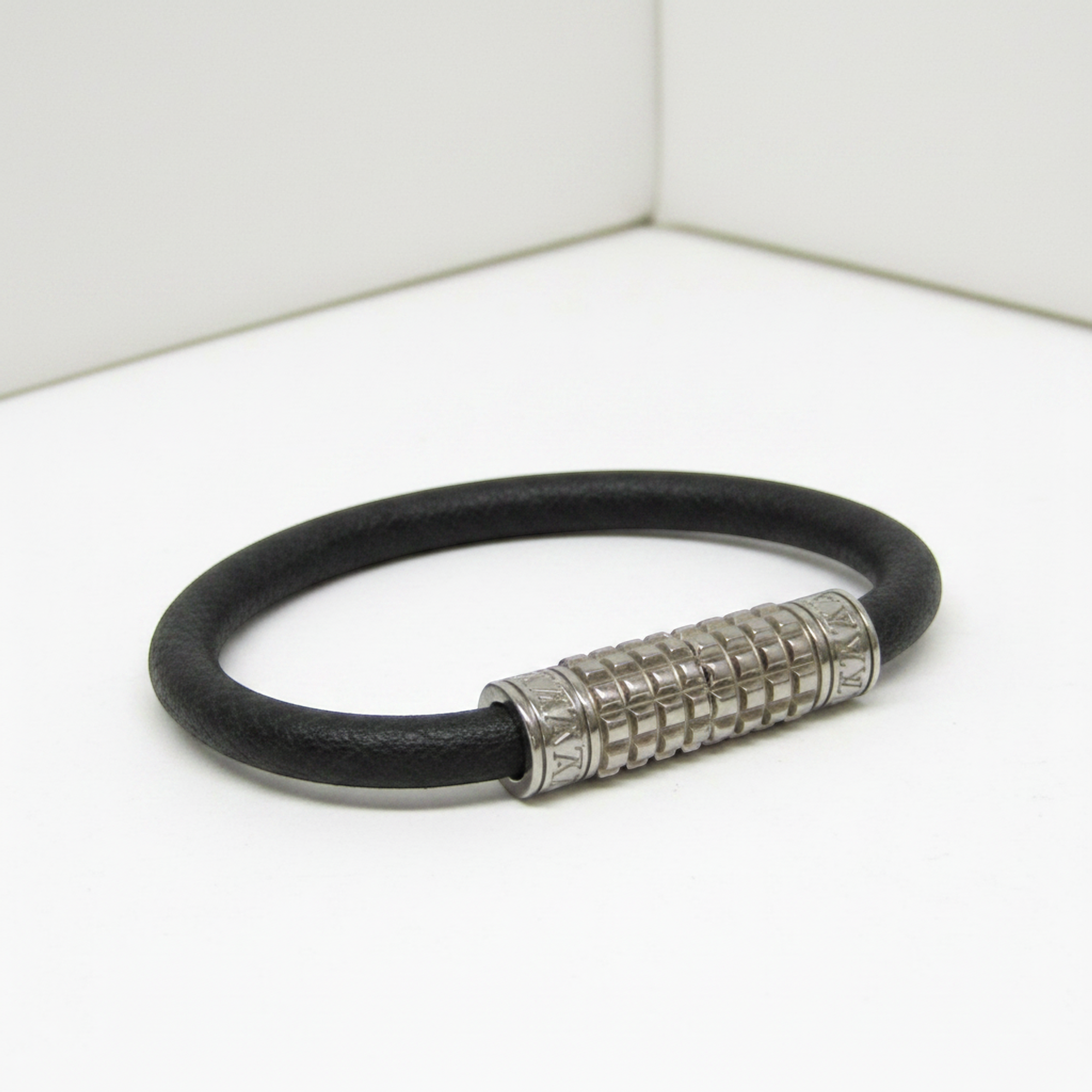 Louis Vuitton Taiga Digit · Leather Bangle