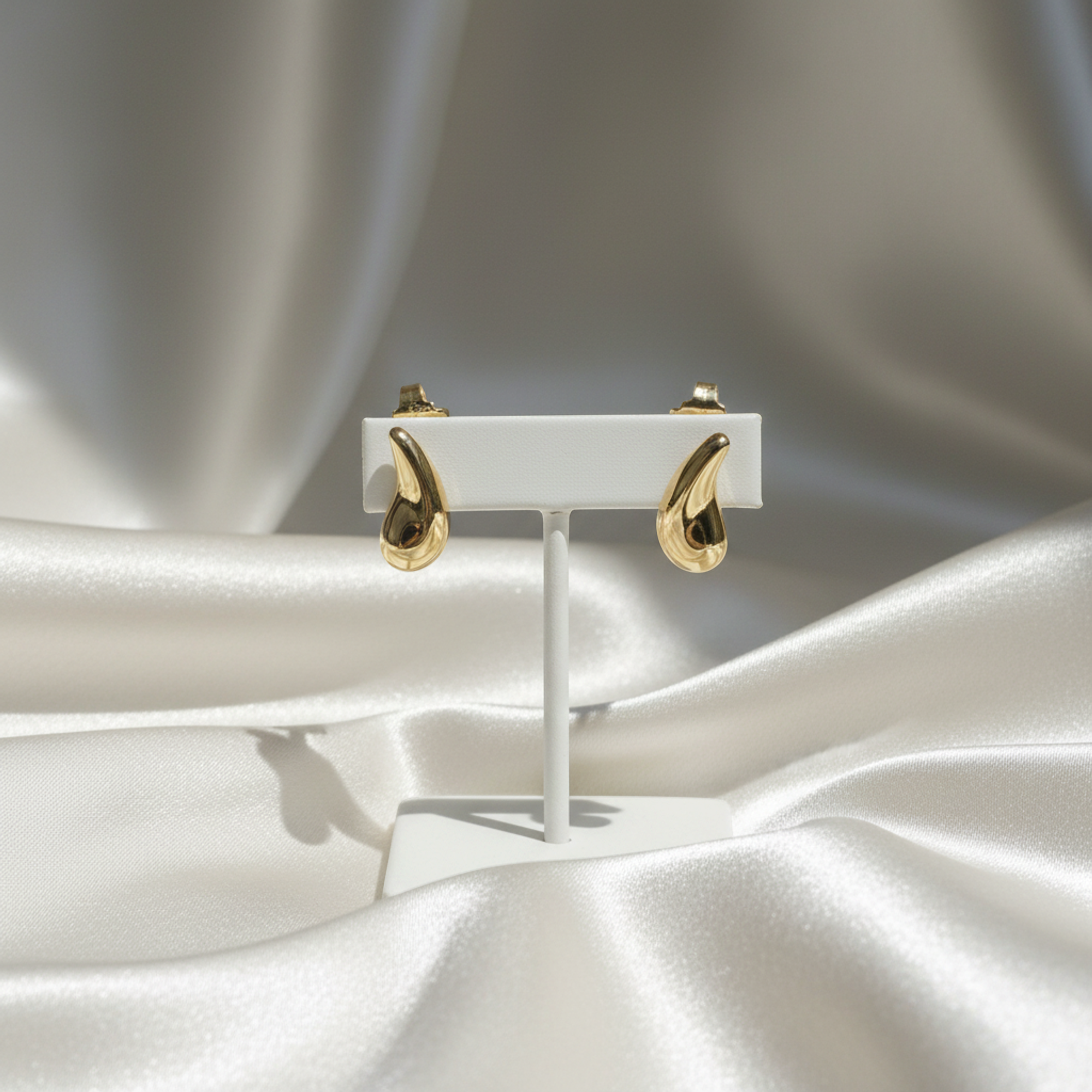 Tiffany Teardrop · 18K Yellow Gold