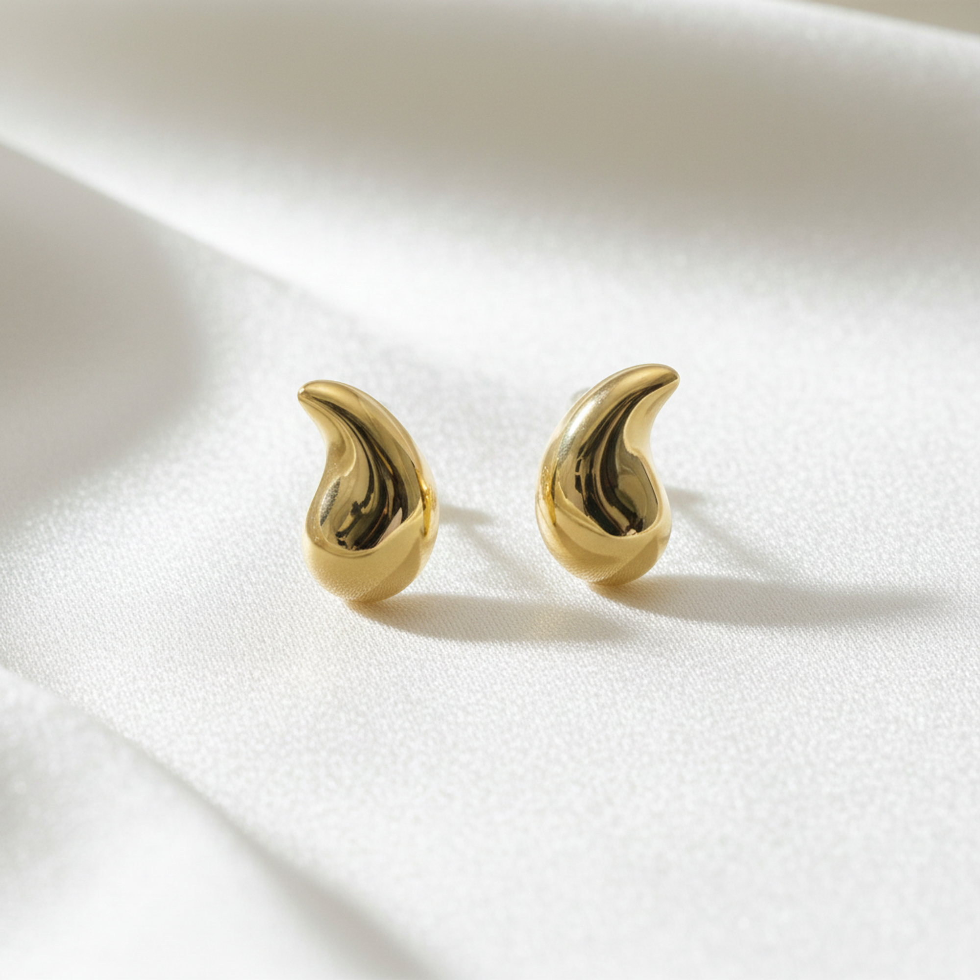 Tiffany Teardrop · 18K Yellow Gold