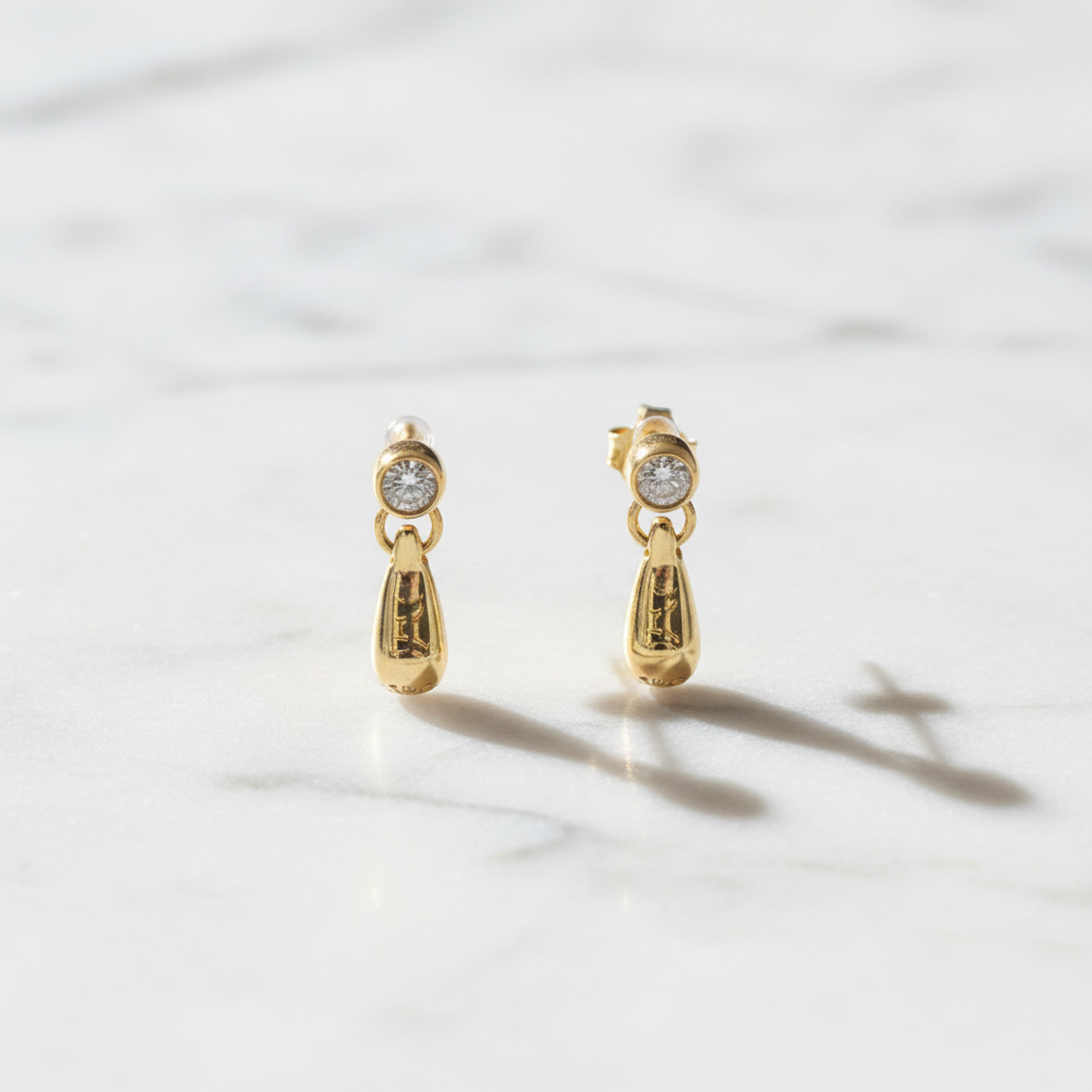 Tiffany Teardrop · 18K Yellow Gold · Diamond