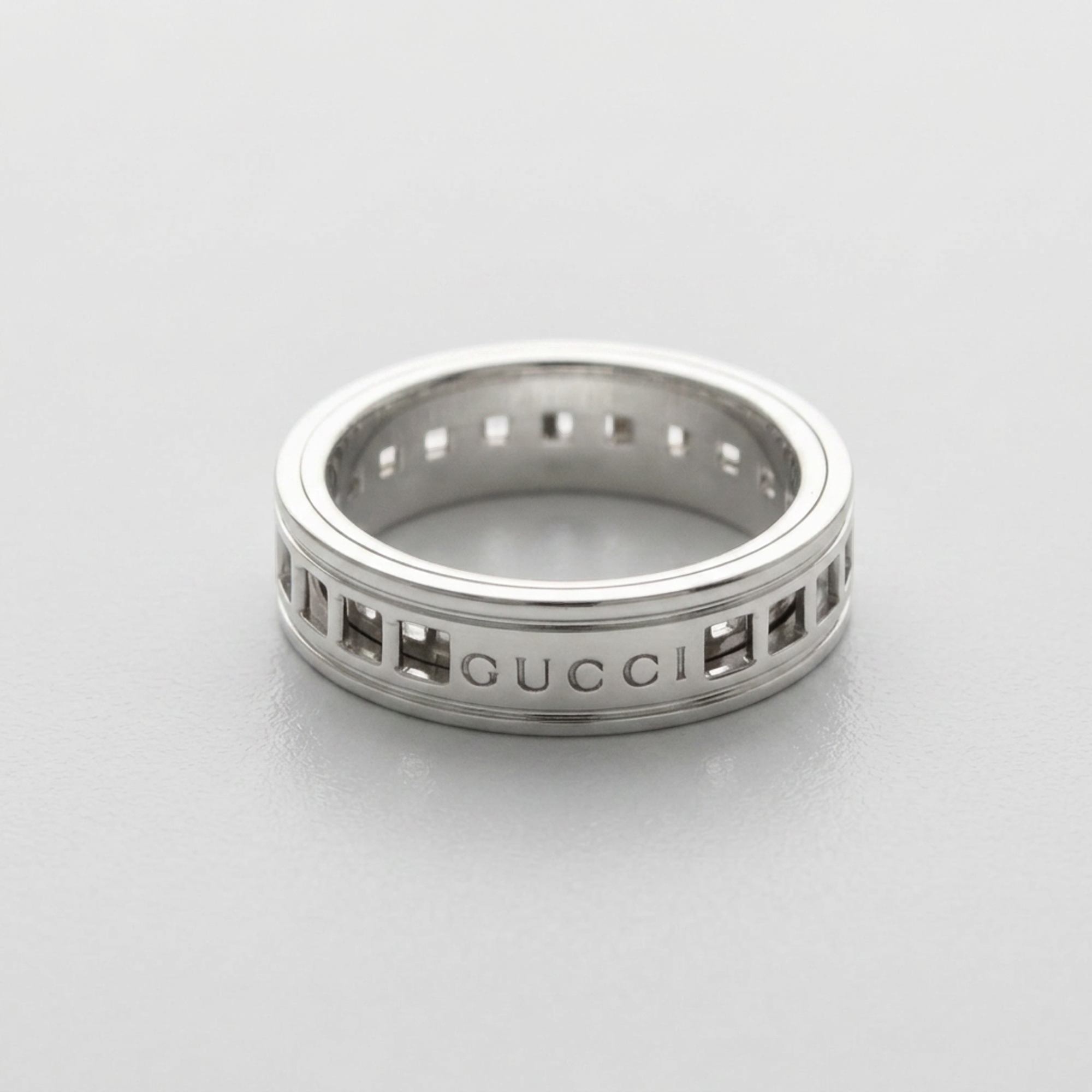 Gucci Scroll · 18K White Gold