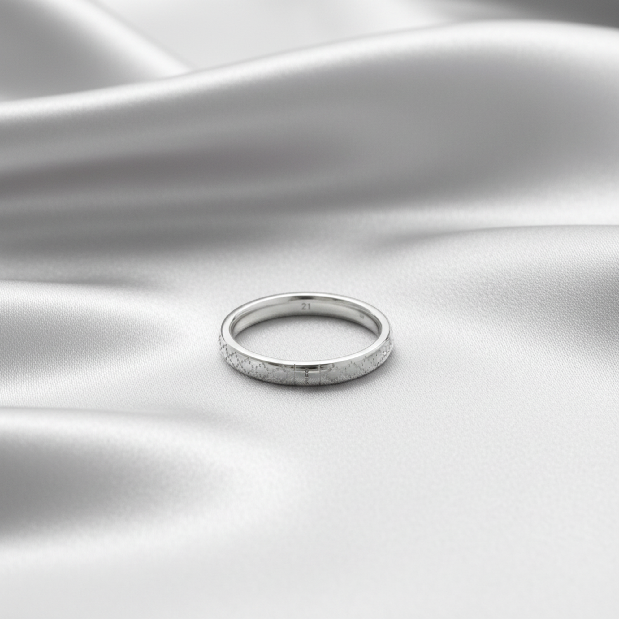 Gucci Diamantissima · 18K White Gold