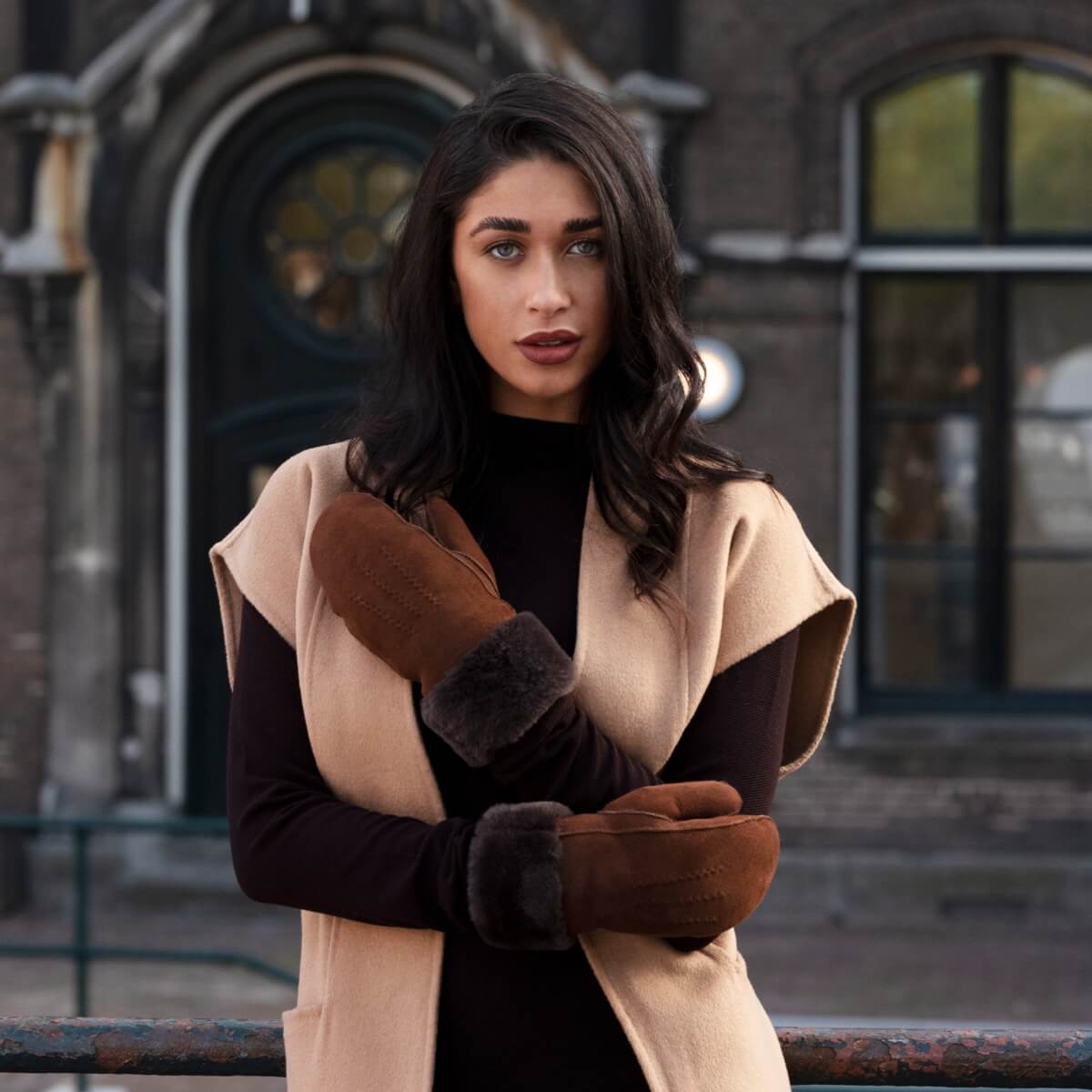 Brooke (brown) – Suede mittens with luxurious sheep fur lining