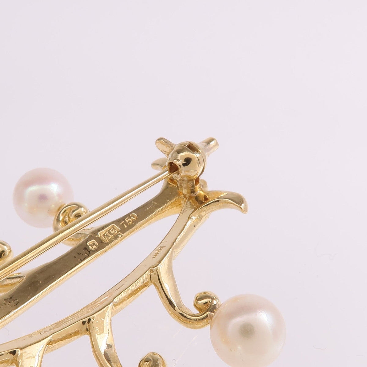 Mikimoto Pearl Brooch · 18K Yellow Gold
