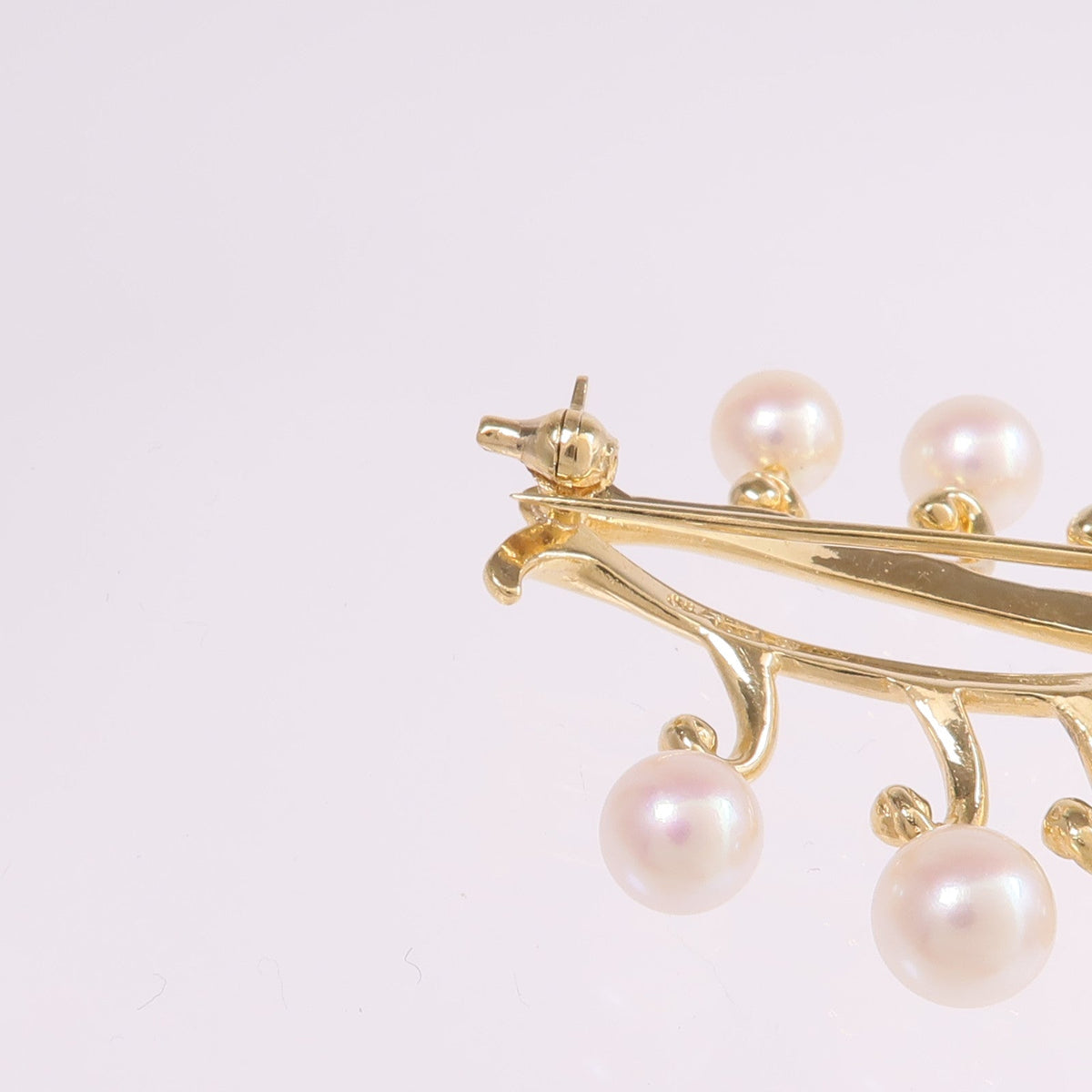 Mikimoto Pearl Brooch · 18K Yellow Gold