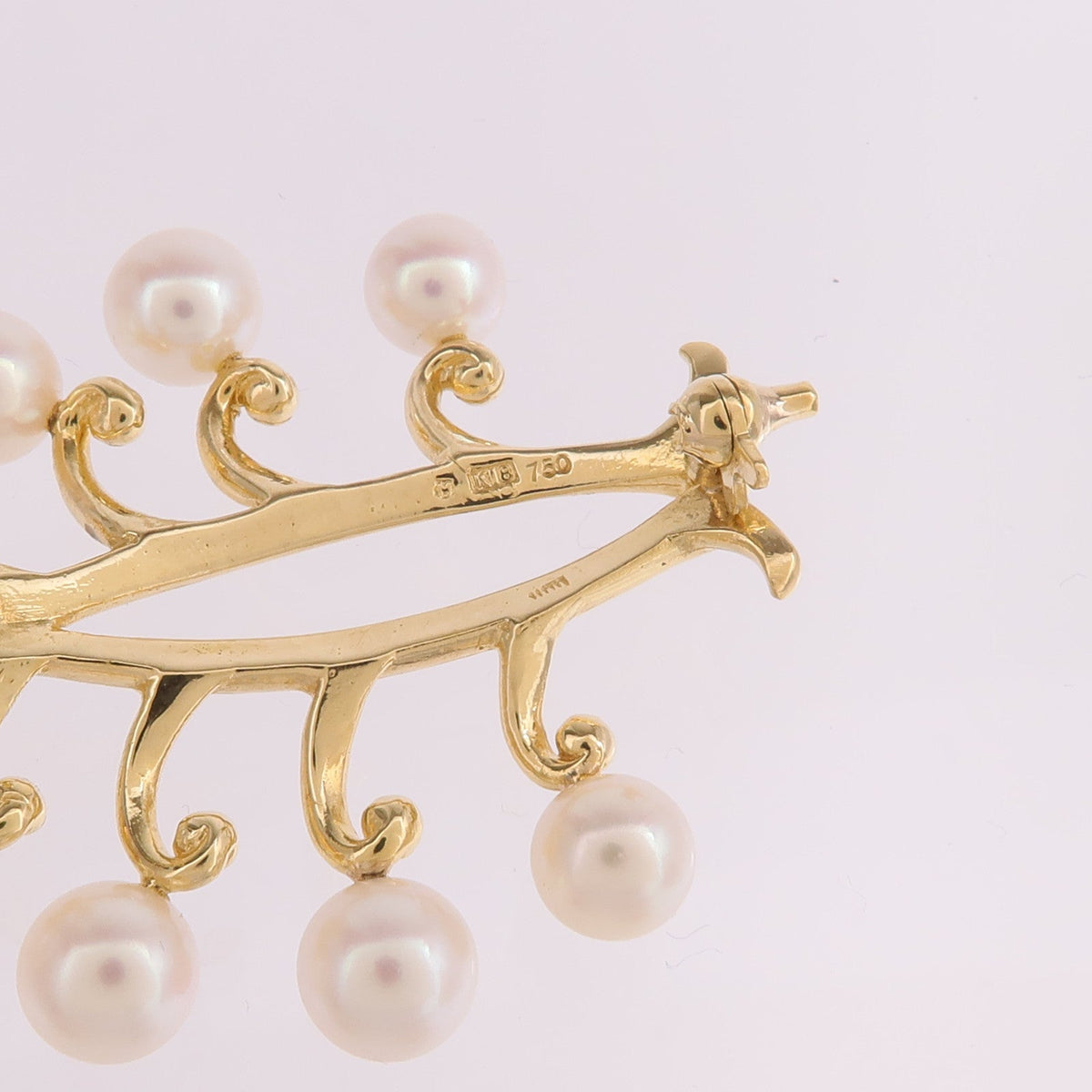Mikimoto Pearl Brooch · 18K Yellow Gold