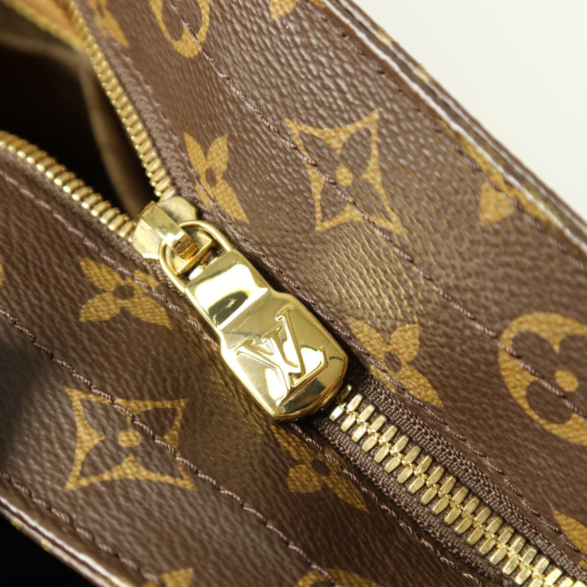 Louis Vuitton Mezzo · Monogram
