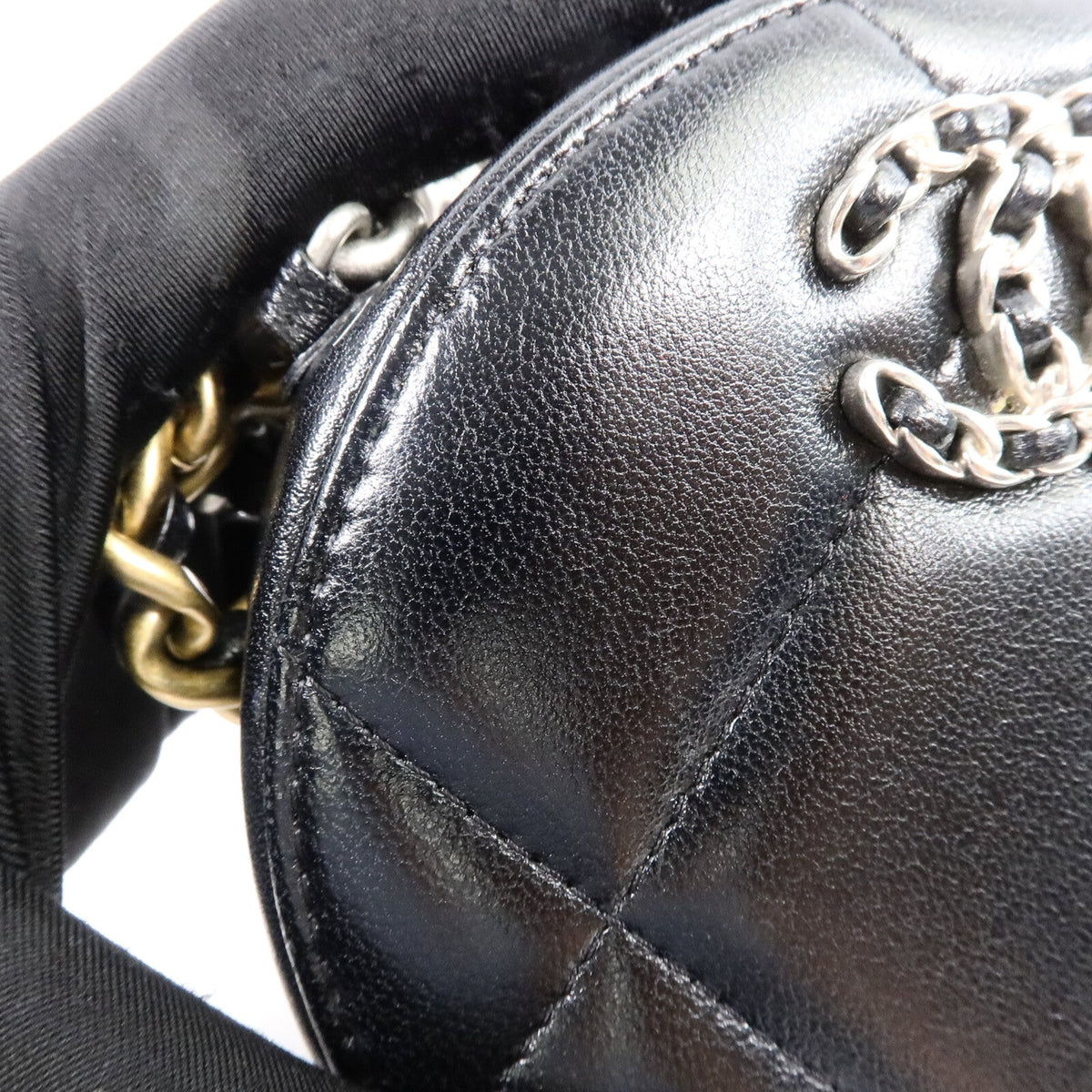 Chanel 19 Round · Lambskin