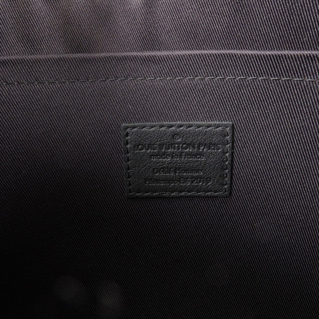 Louis Vuitton Pochette A4 · Monogram