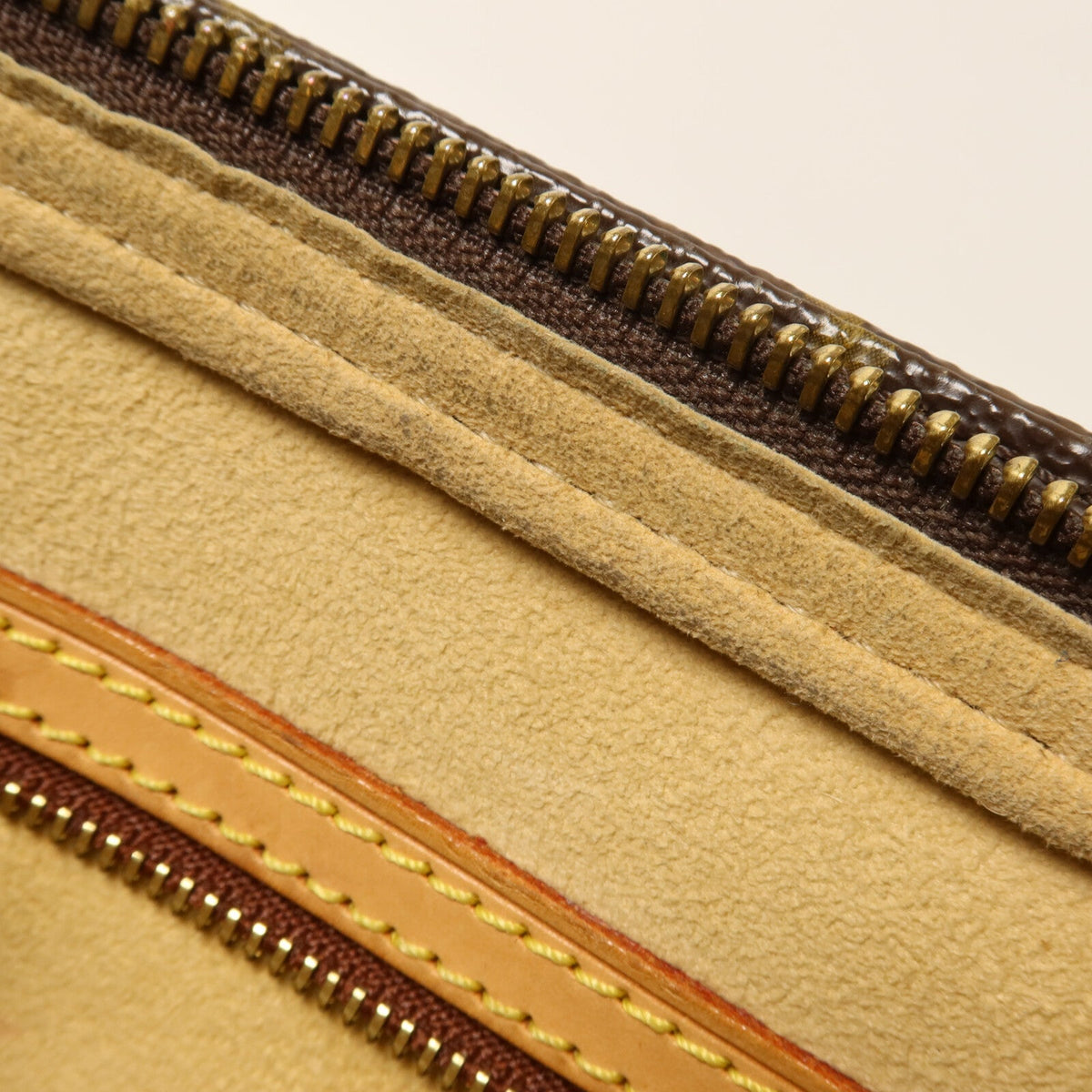 Louis Vuitton Looping MM · Monogram