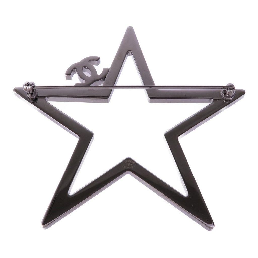 Chanel CC Brooch · Metal