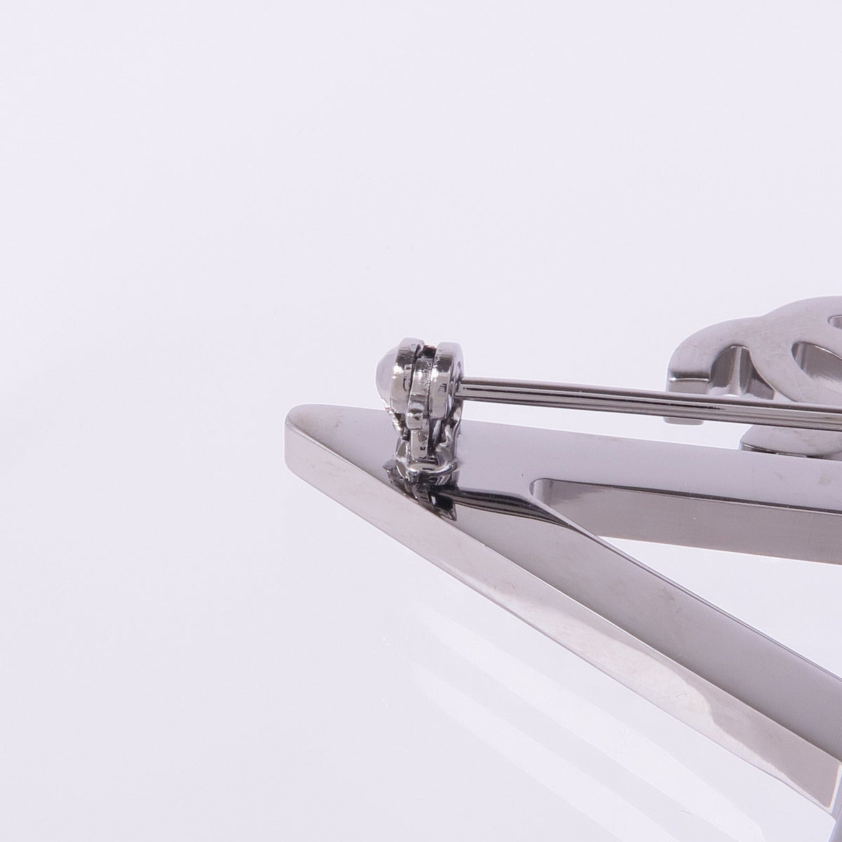 Chanel CC Brooch · Metal