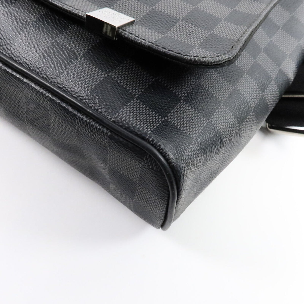 Louis Vuitton District MM · Damier Graphite