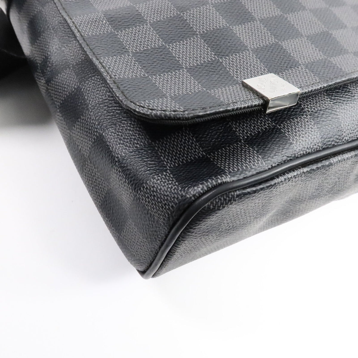Louis Vuitton District MM · Damier Graphite