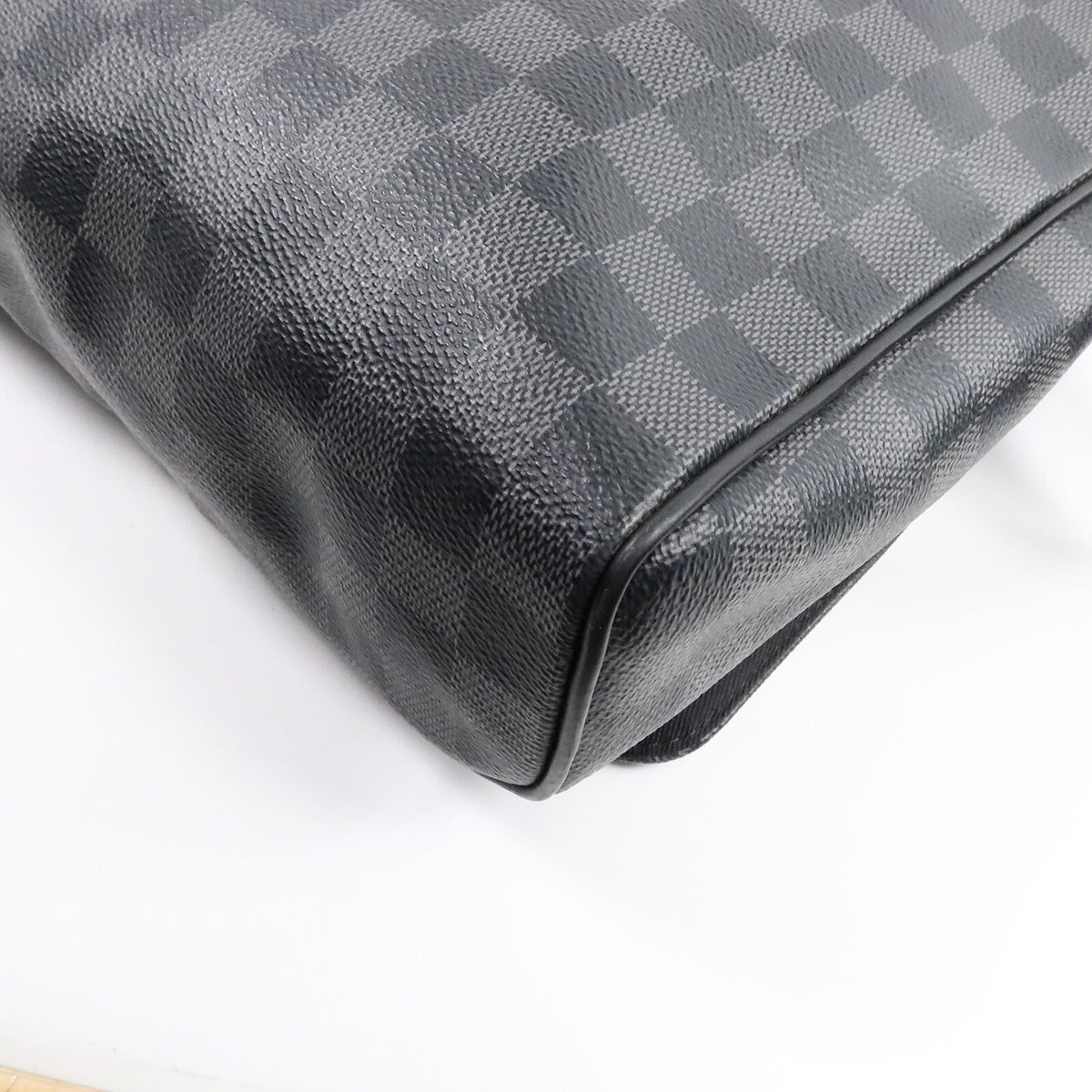 Louis Vuitton District MM · Damier Graphite