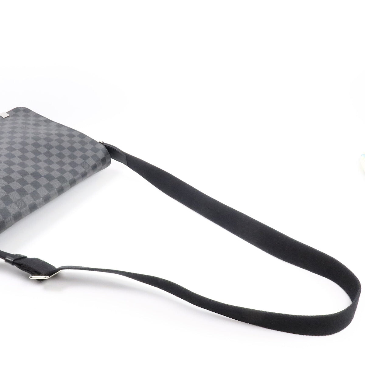 Louis Vuitton District MM · Damier Graphite