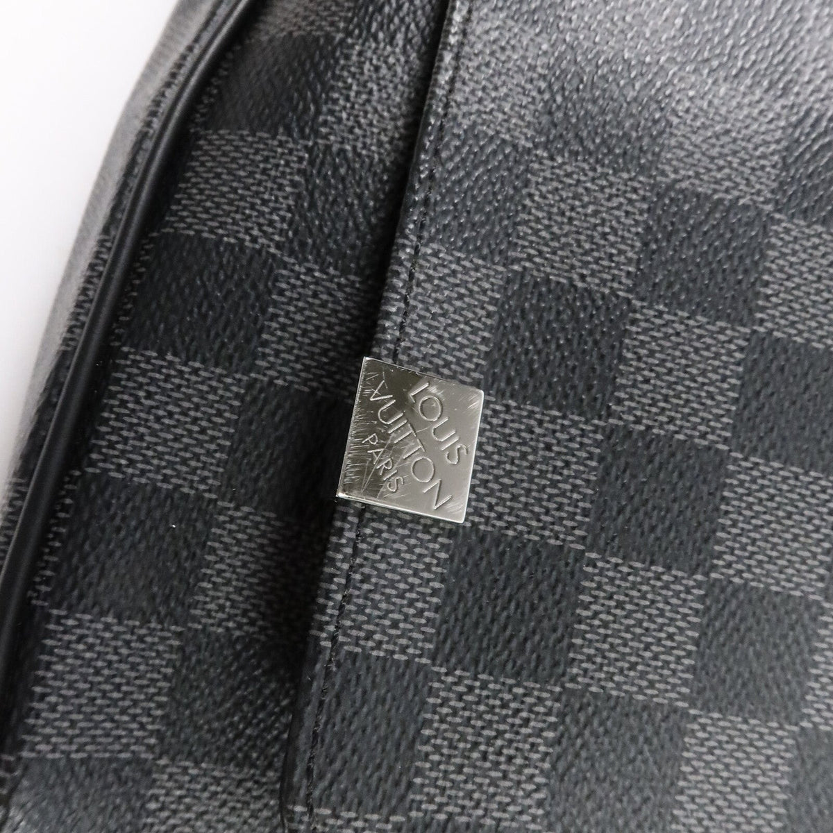 Louis Vuitton District MM · Damier Graphite