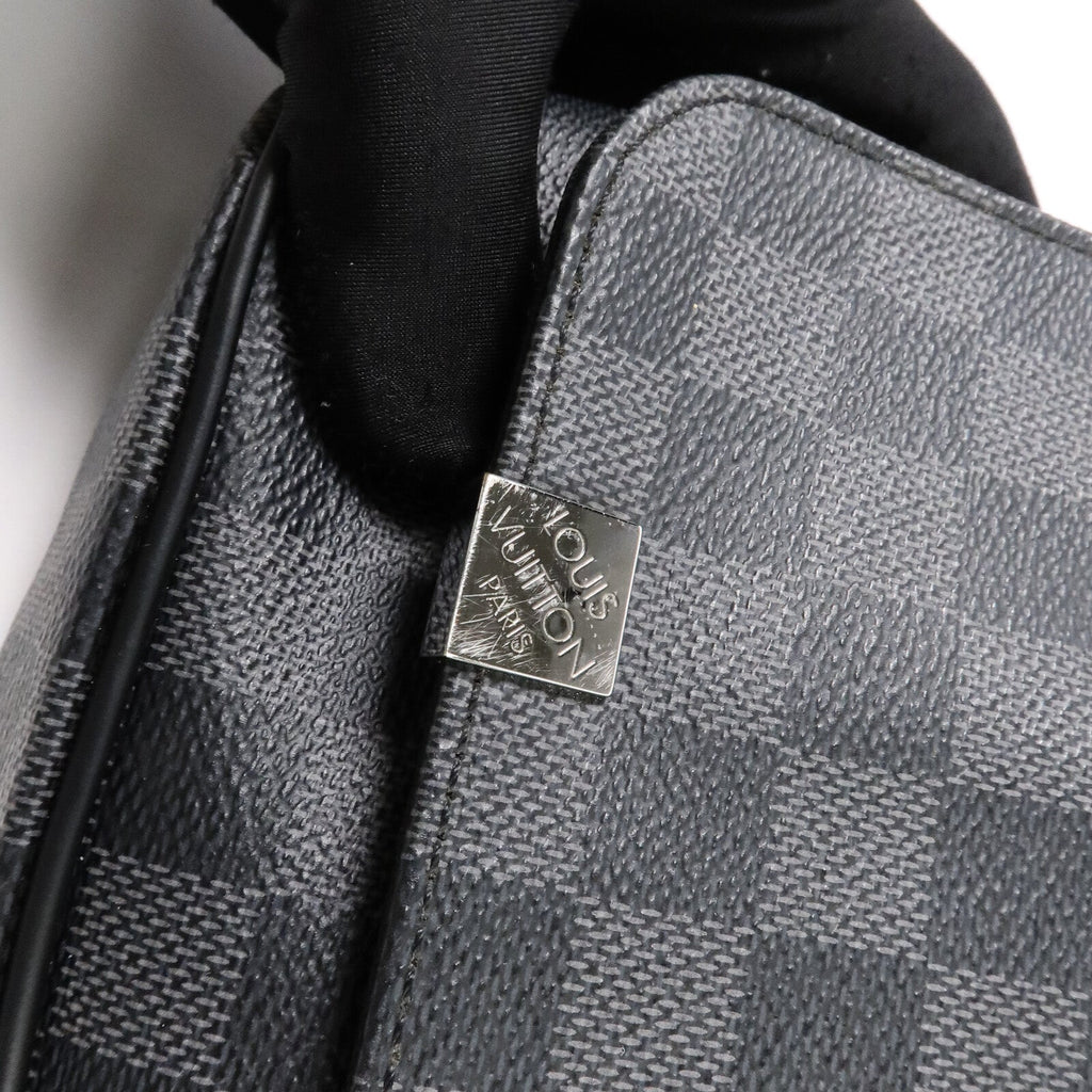 Louis Vuitton District MM · Damier Graphite