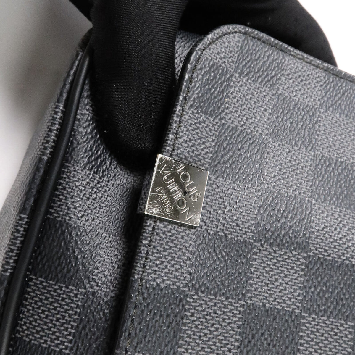 Louis Vuitton District MM · Damier Graphite