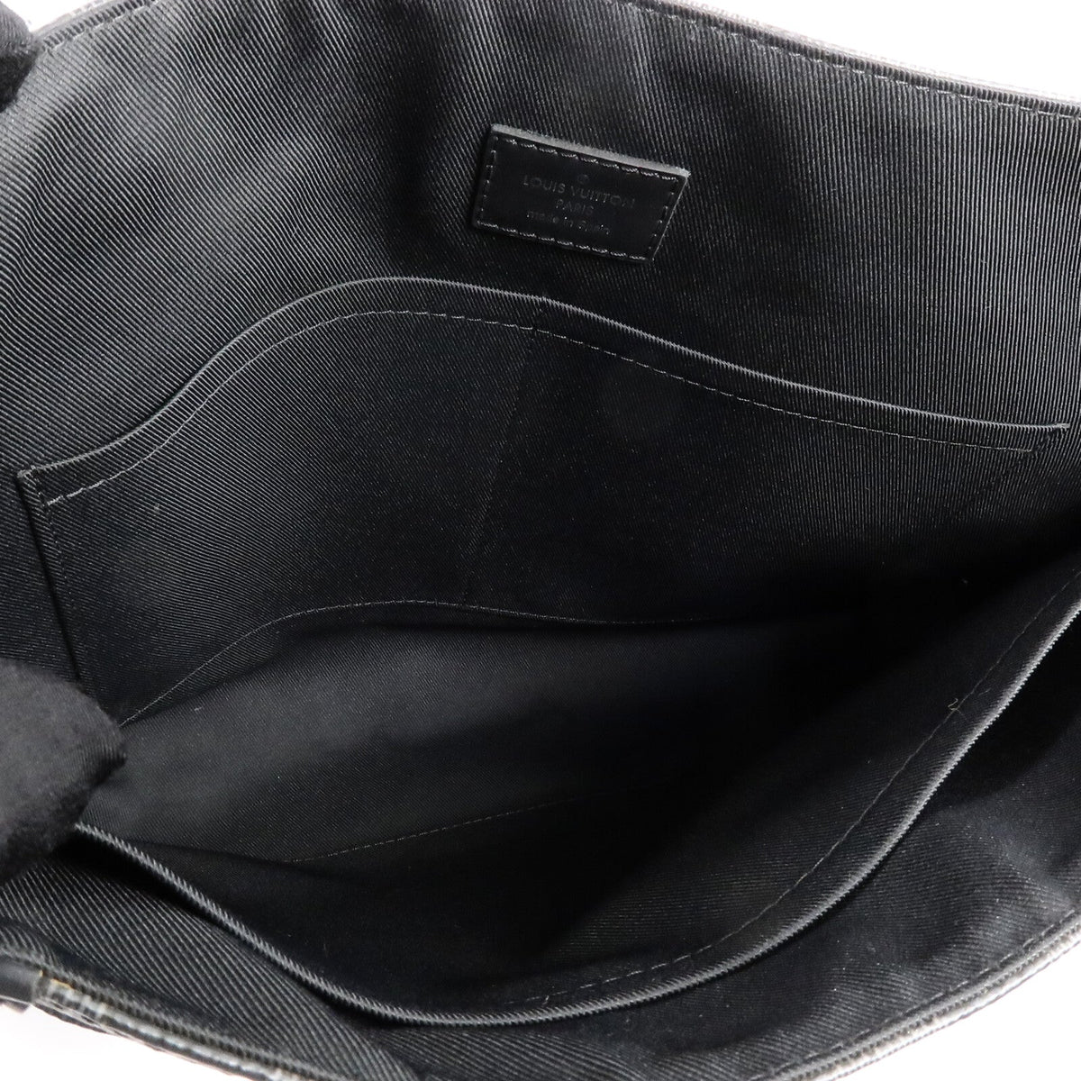 Louis Vuitton District MM · Damier Graphite