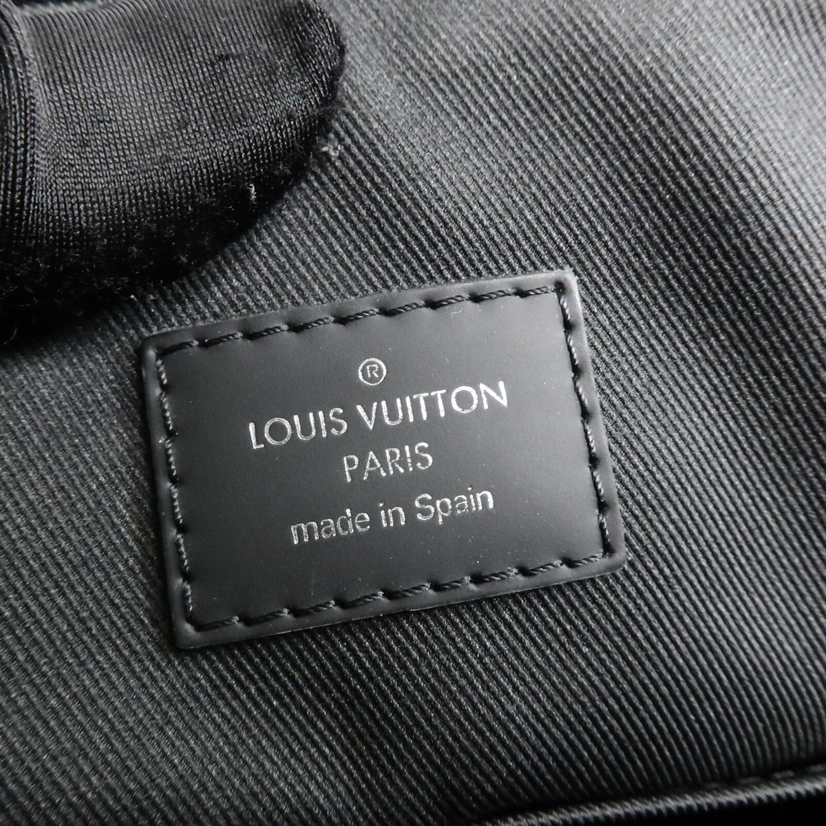 Louis Vuitton District MM · Damier Graphite