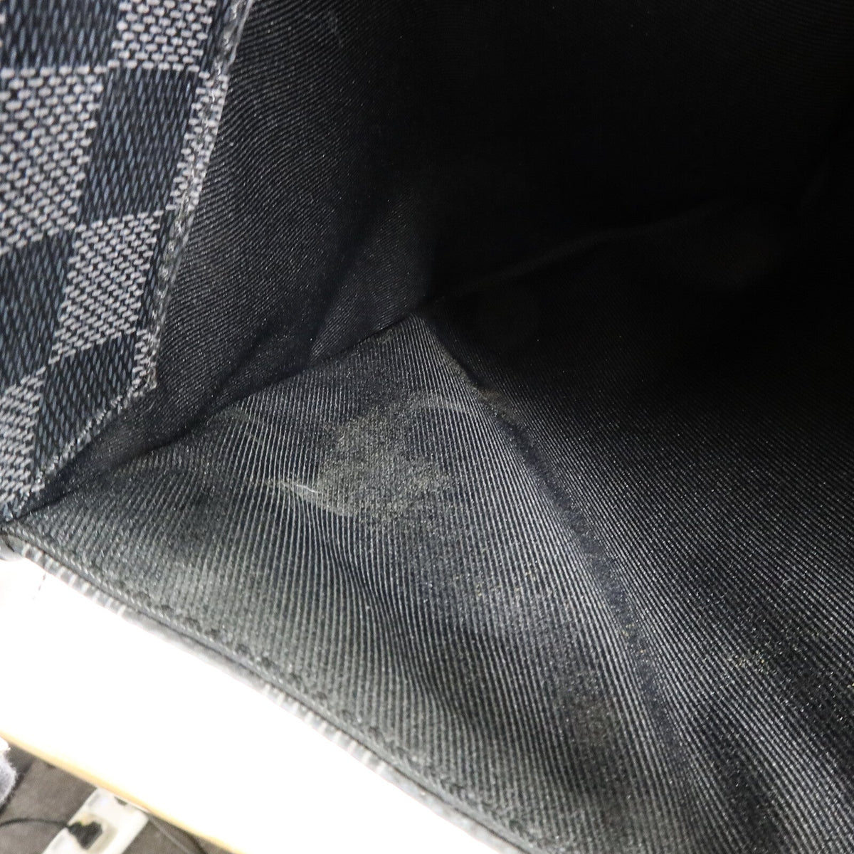 Louis Vuitton District MM · Damier Graphite