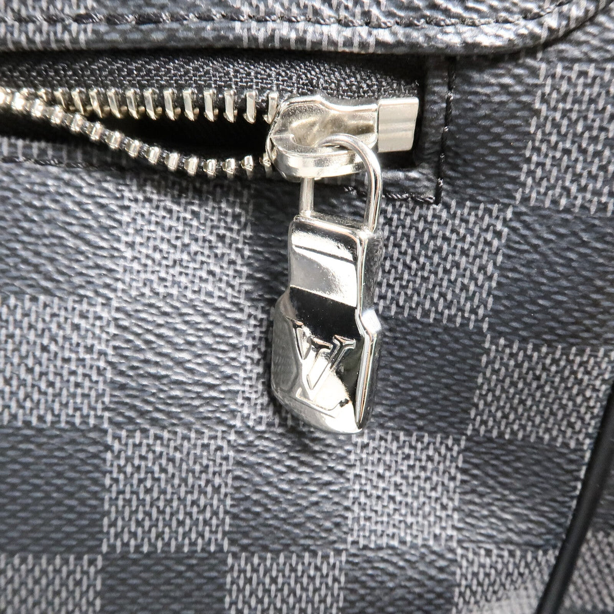 Louis Vuitton District MM · Damier Graphite