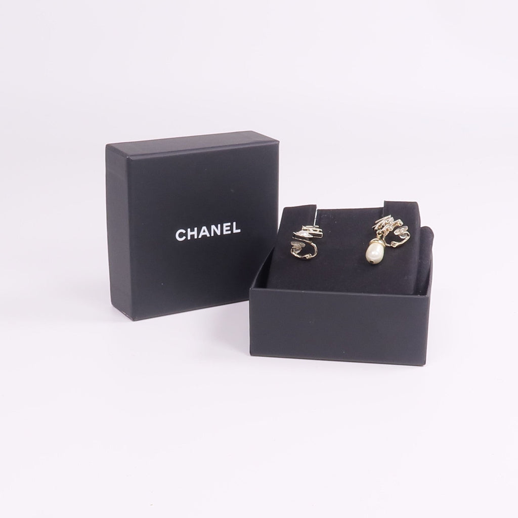 CHANEL CC · Pearl Earrings
