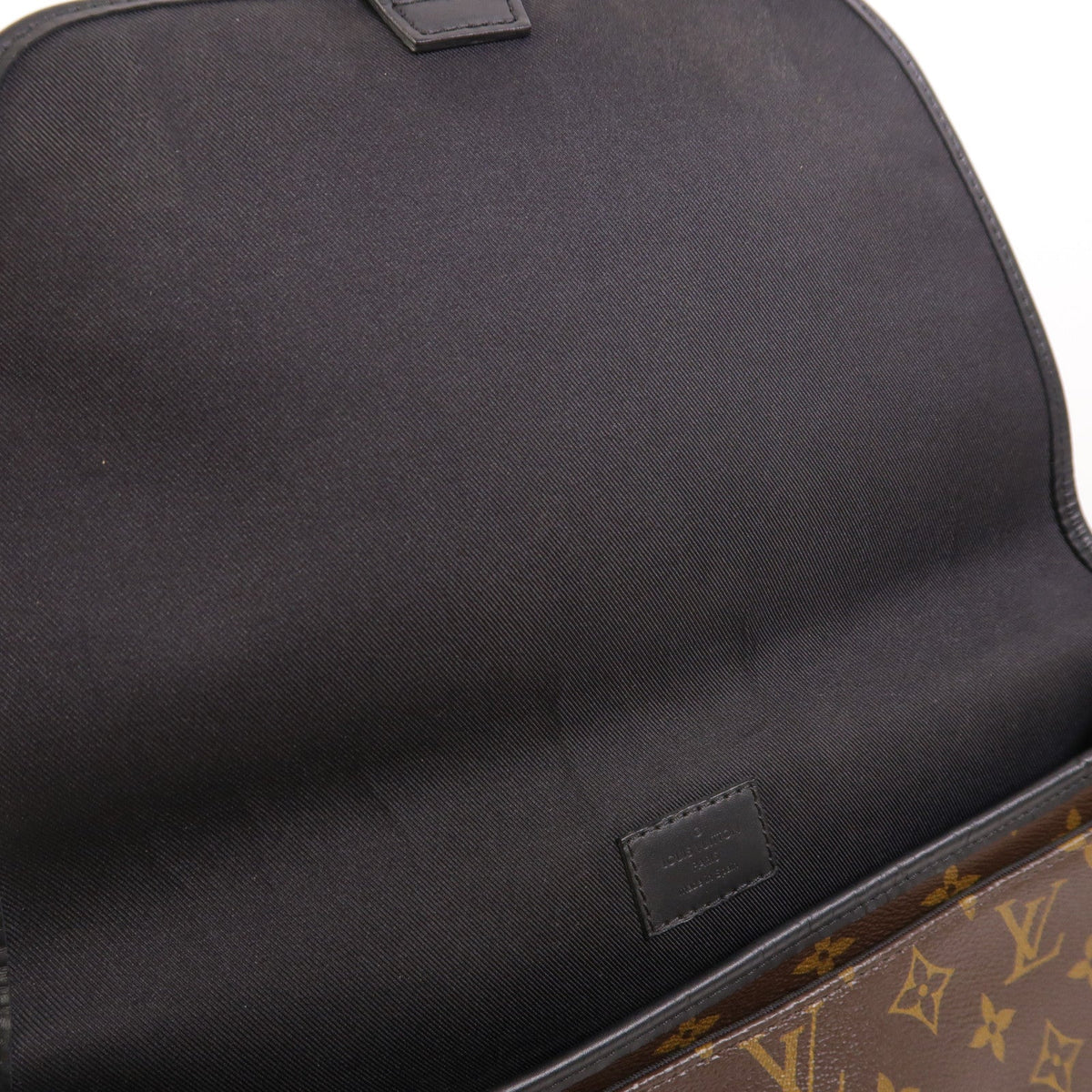 Louis Vuitton Messenger · Monogram Macassar