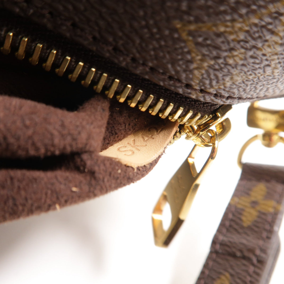 Louis Vuitton Pochette Metis · Monogram
