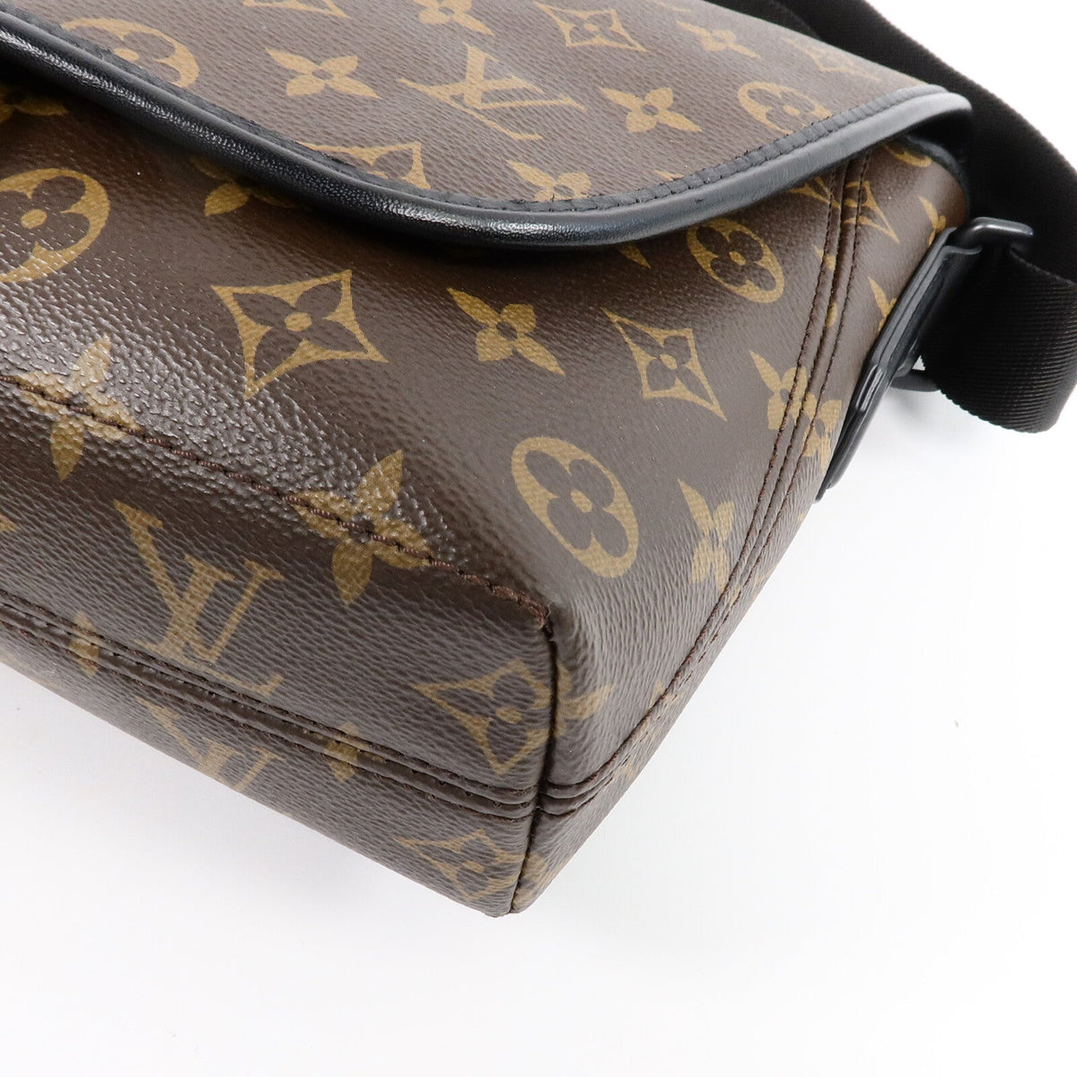 Louis Vuitton Messenger · Monogram Macassar
