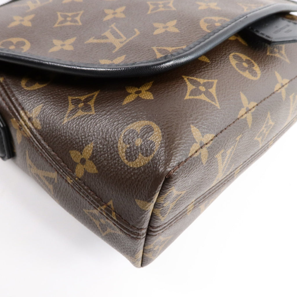 Louis Vuitton Messenger · Monogram Macassar