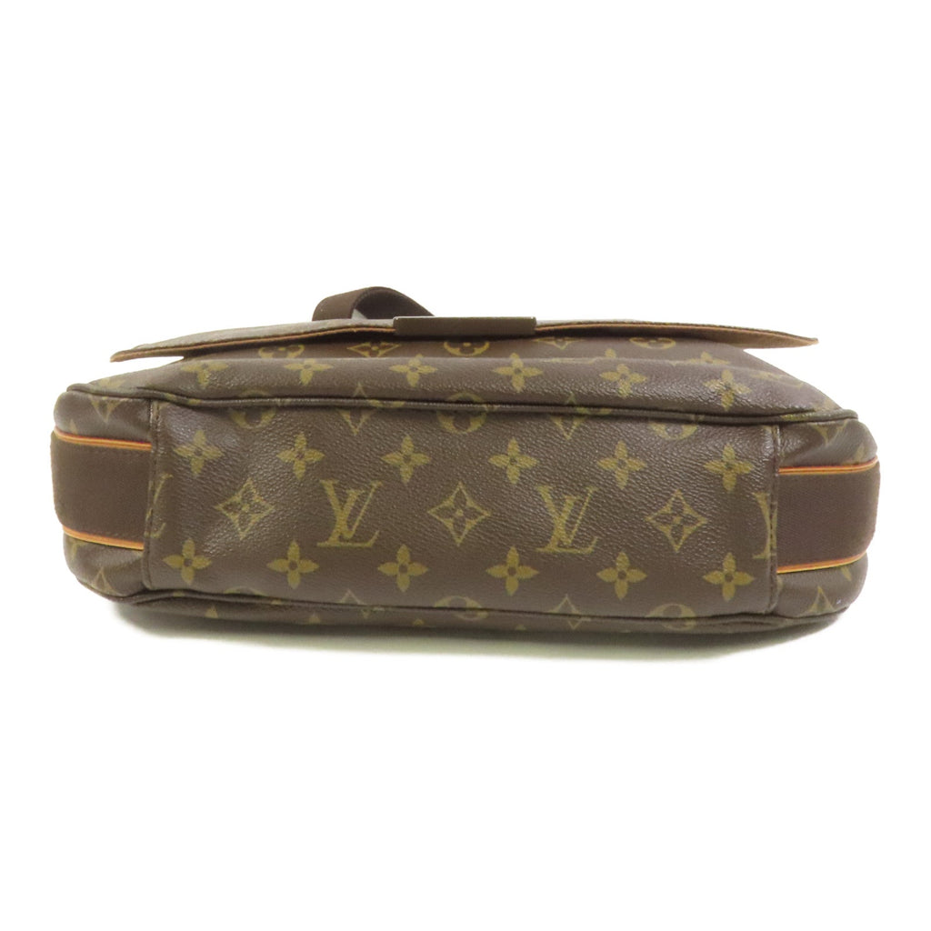 Louis Vuitton Beaubourg MM · Monogram