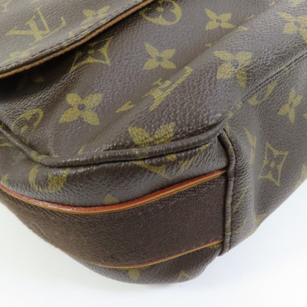 Louis Vuitton Beaubourg MM · Monogram