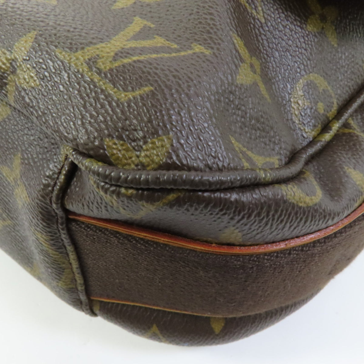 Louis Vuitton Beaubourg MM · Monogram