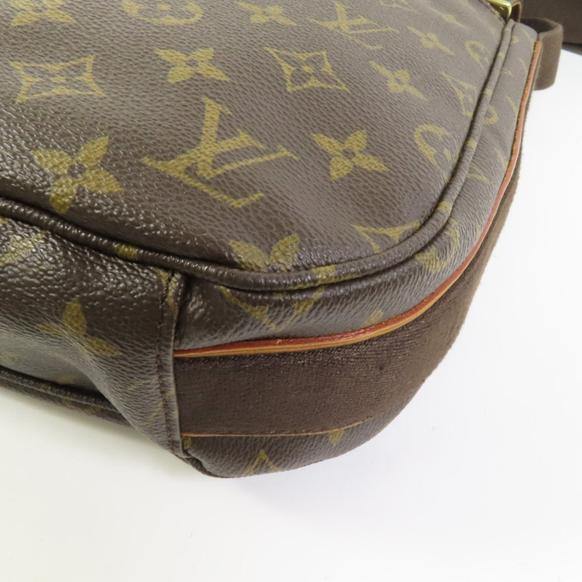 Louis Vuitton Beaubourg MM · Monogram