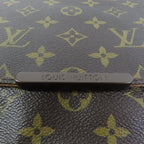 Louis Vuitton Beaubourg MM · Monogram
