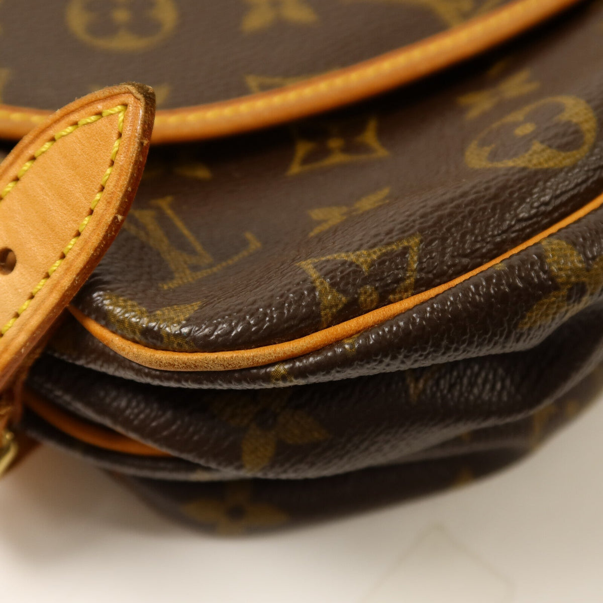 Louis Vuitton Saumur 30 · Monogram