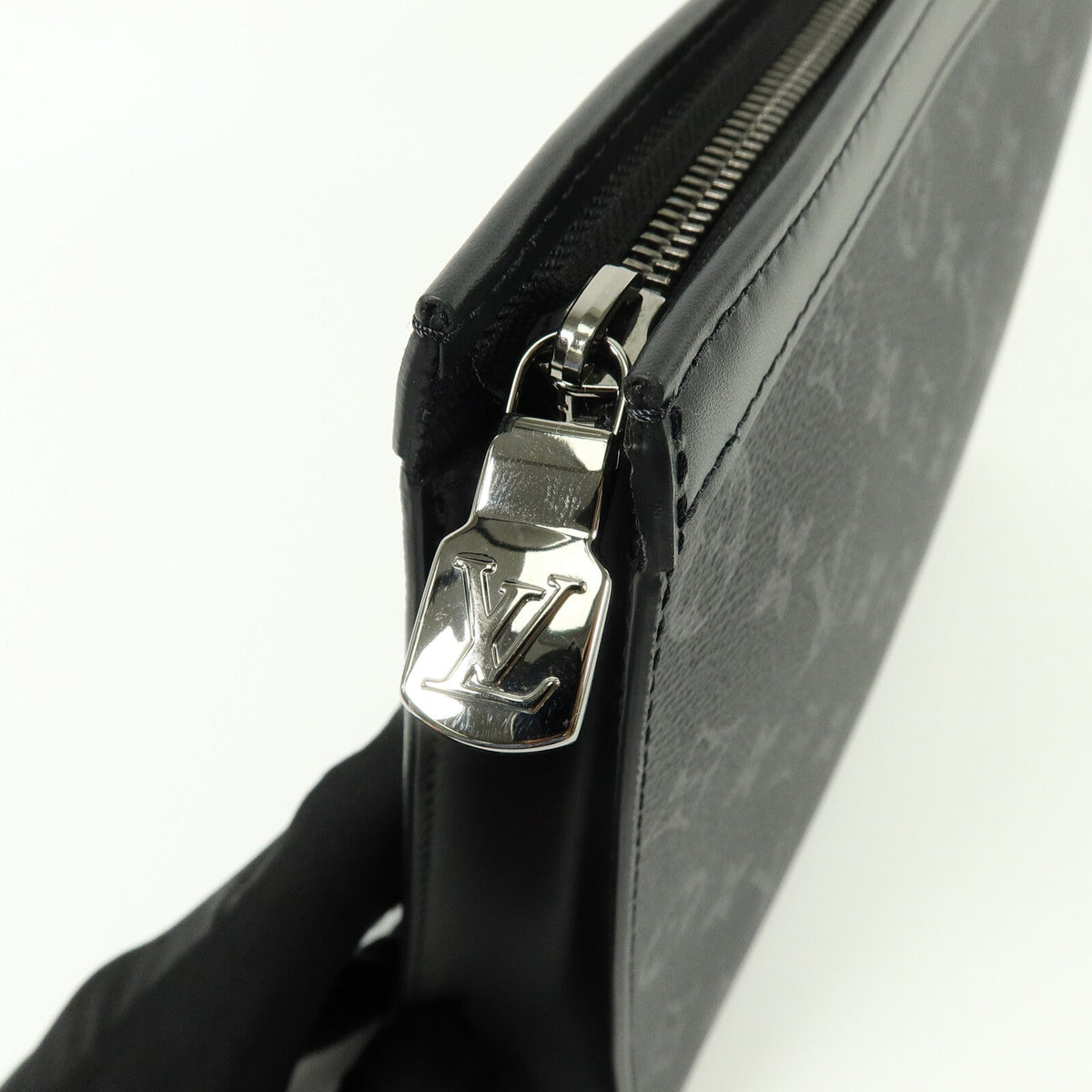 Louis Vuitton Pochette Voyage MM · Eclipse