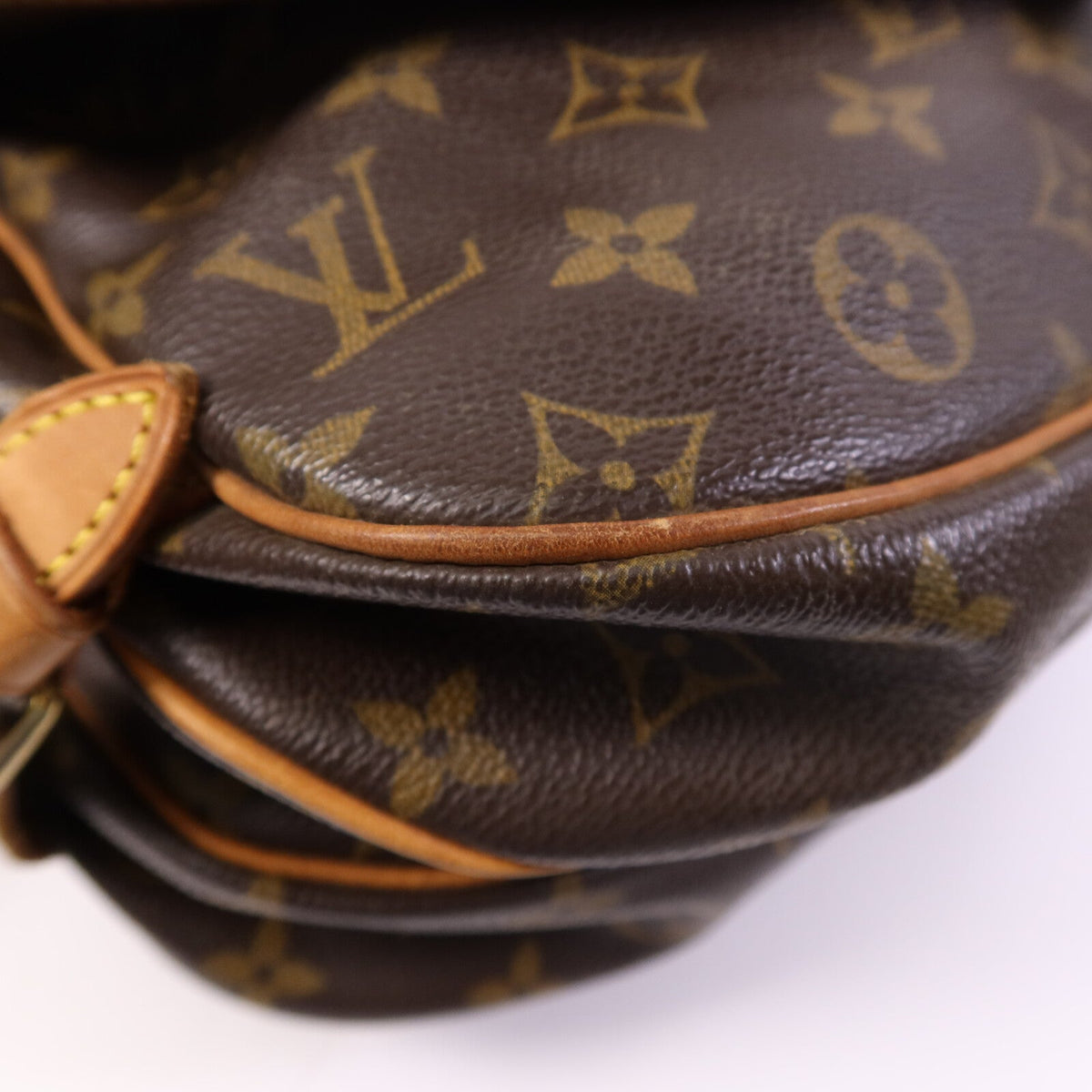 Louis Vuitton Saumur 30 · Monogram