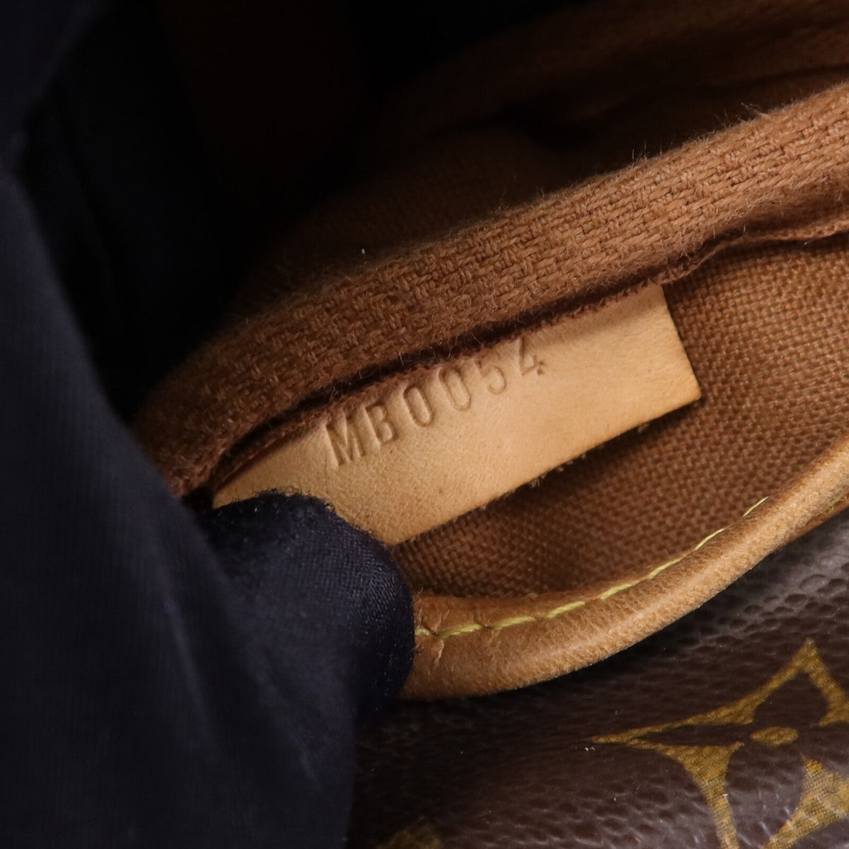 Louis Vuitton Saumur 30 · Monogram