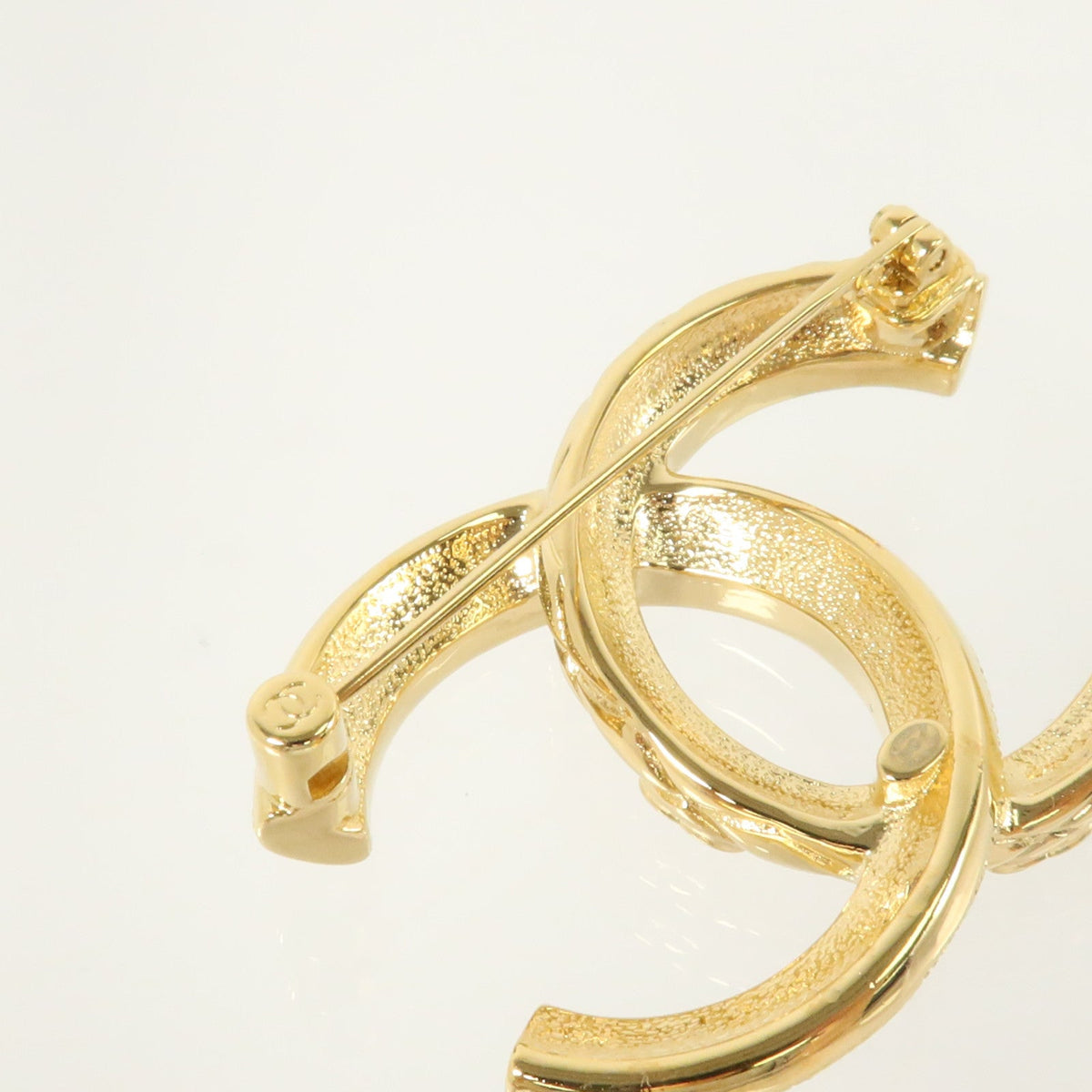 Chanel CC Brooch · Metal