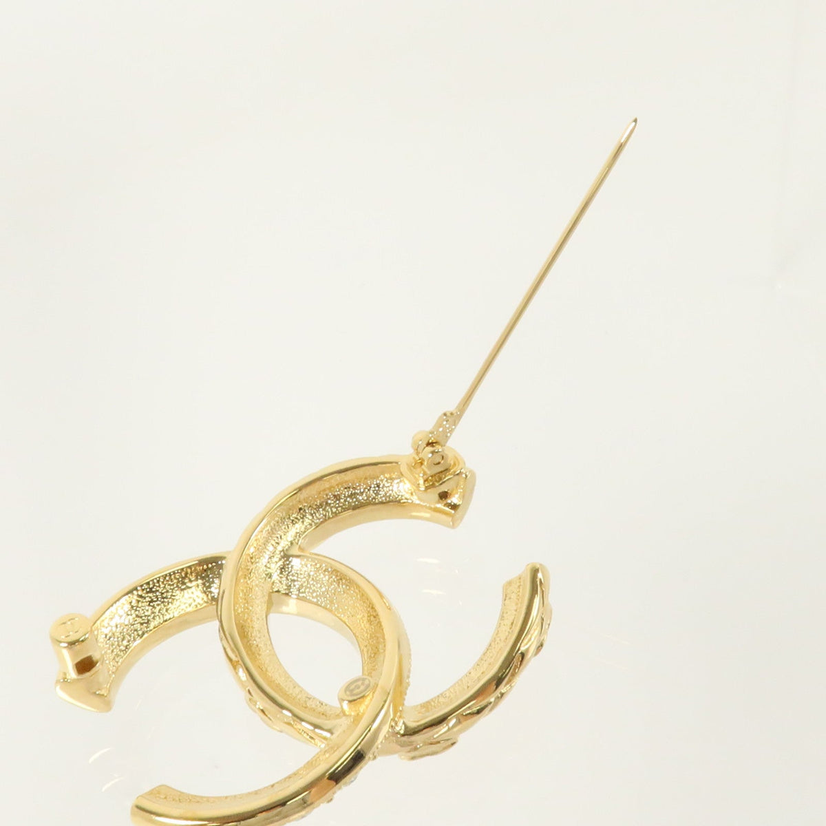 Chanel CC Brooch · Metal