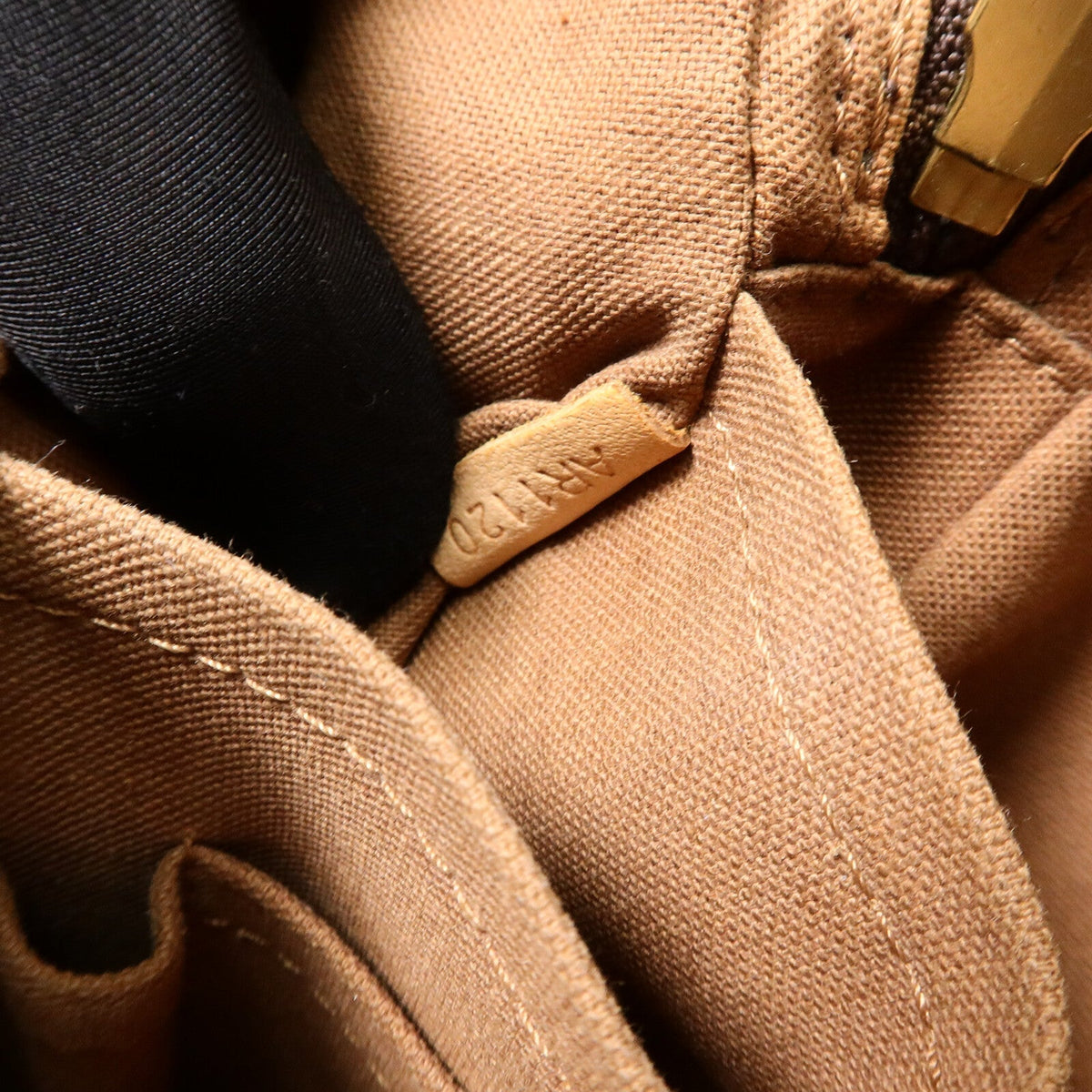 Louis Vuitton Trotteur Beaubourg · Monogram