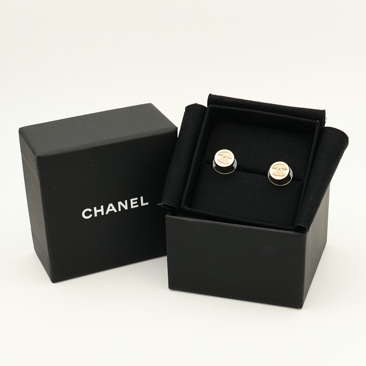 CHANEL CC Earrings · Metal