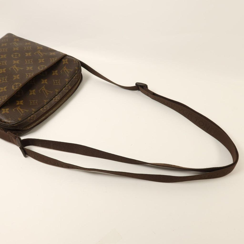 Louis Vuitton Trotteur Beaubourg · Monogram